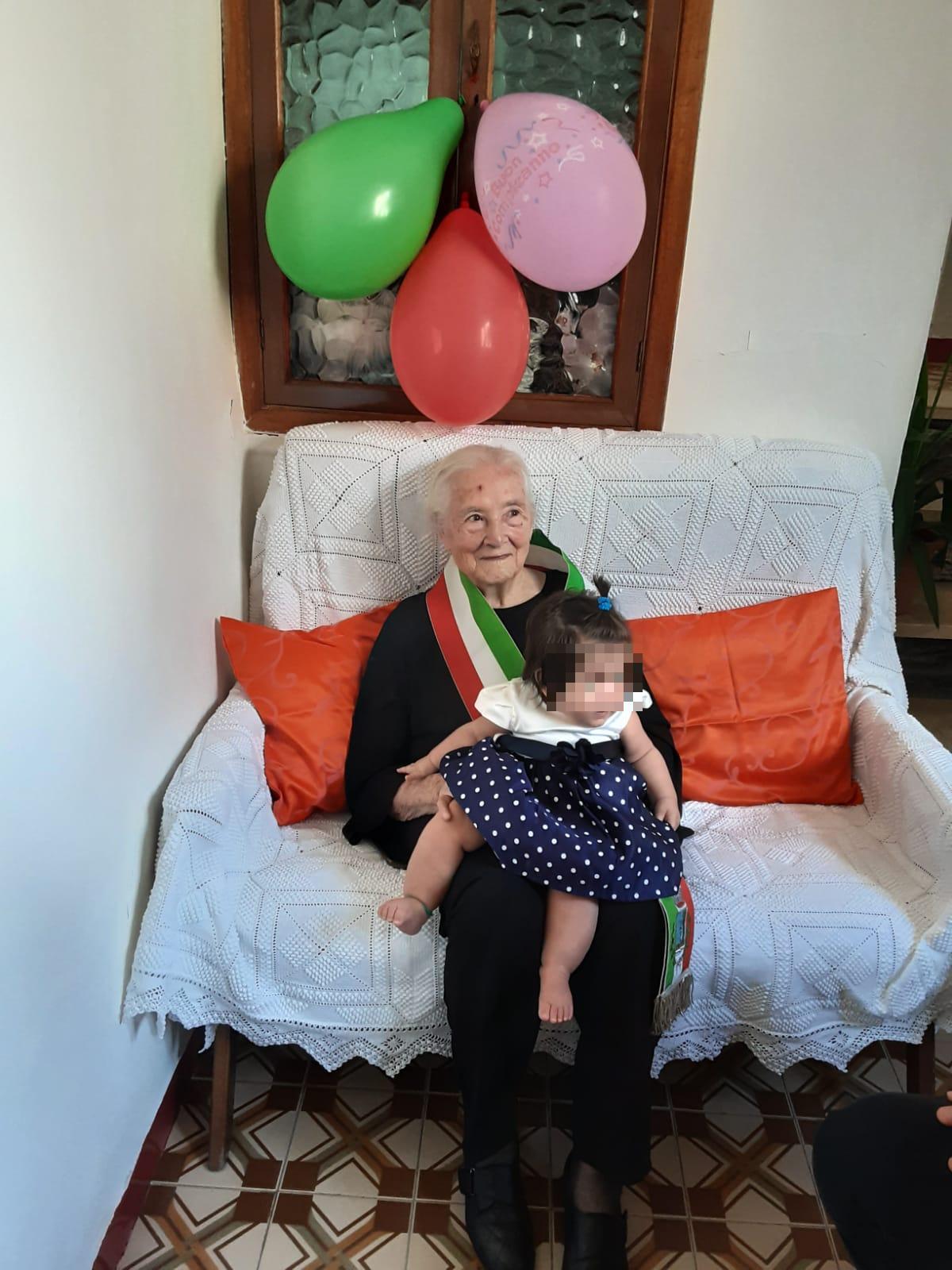 Nonna Virginia Melis con la trisnipotina Camilla in braccio