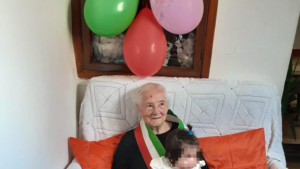 Nonna Virginia Melis con la trisnipotina Camilla in braccio