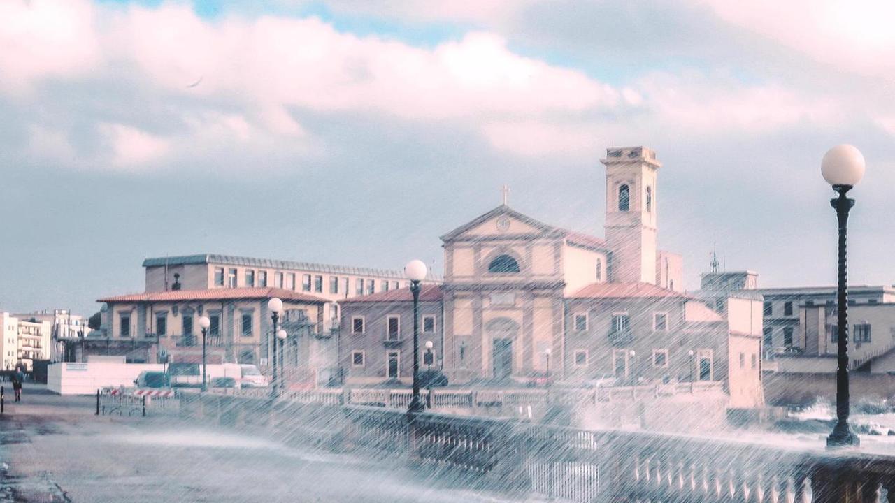 Allerta meteo: chiusi scuole, cimiteri e parchi