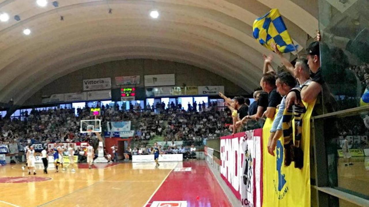 PalaMacchia e PalaCosmelli gestiti sempre in proroga