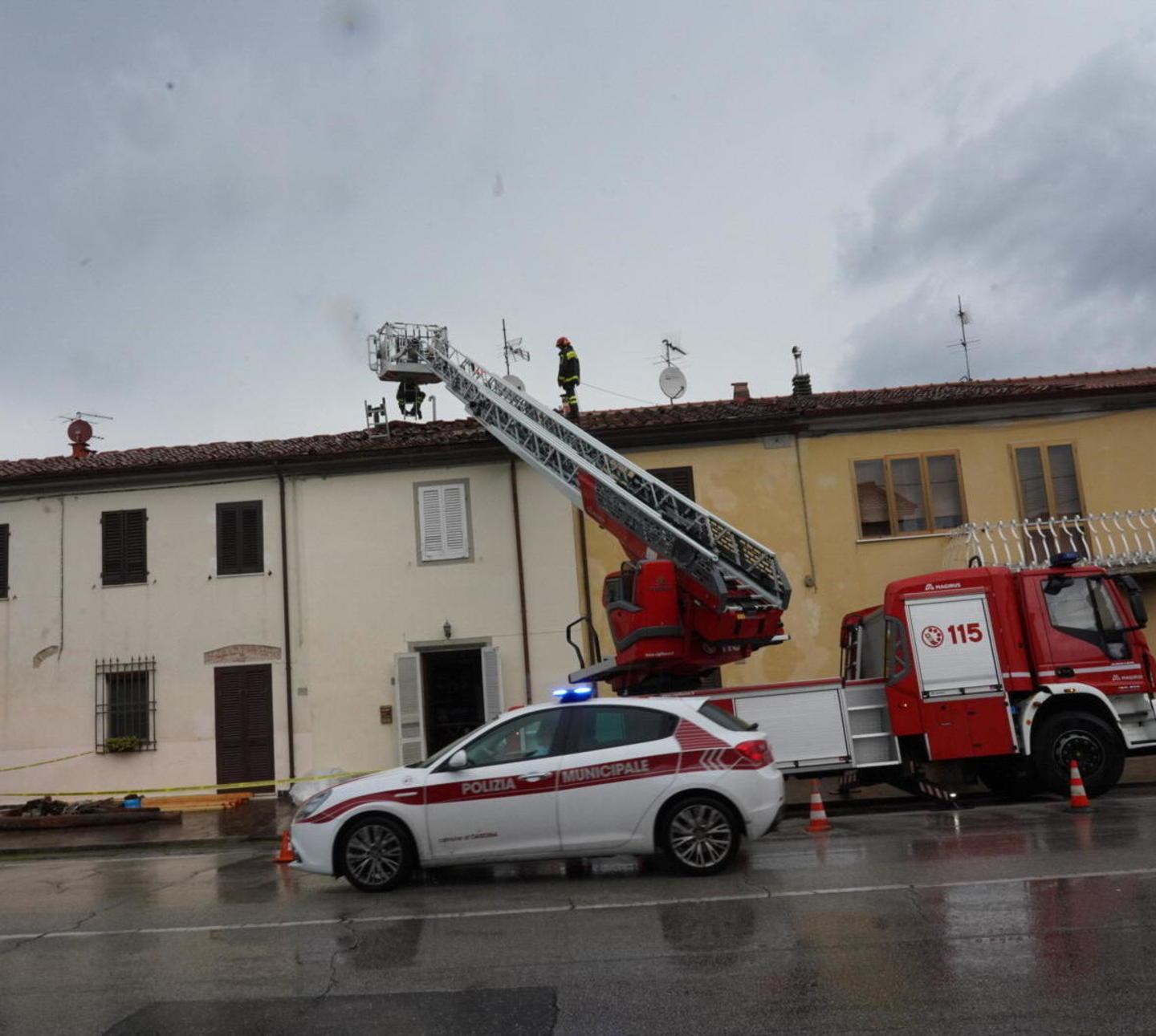 Crolla parte del tetto, famiglia illesa 