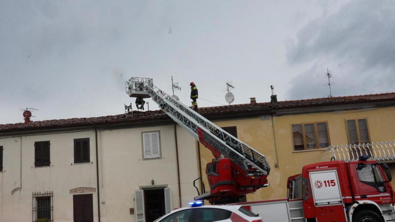 Crolla parte del tetto, famiglia illesa