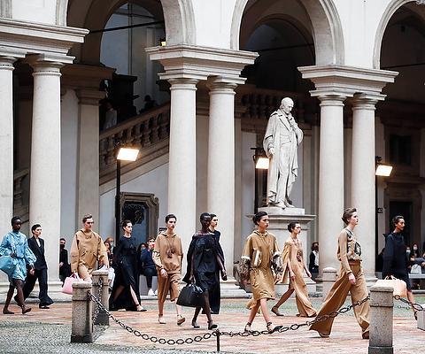 Max Mara si ispira al Rinascimento per ripartire con stile e determinazione 
