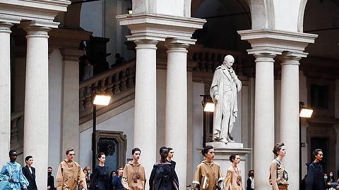 Max Mara si ispira al Rinascimento per ripartire con stile e determinazione