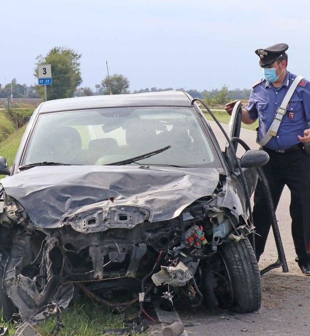 Carambola con l’auto impazzita Grave un ragazzo di 21 anni 