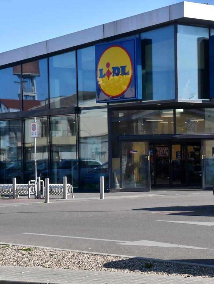 Arrestato mentre ruba cibo al market 