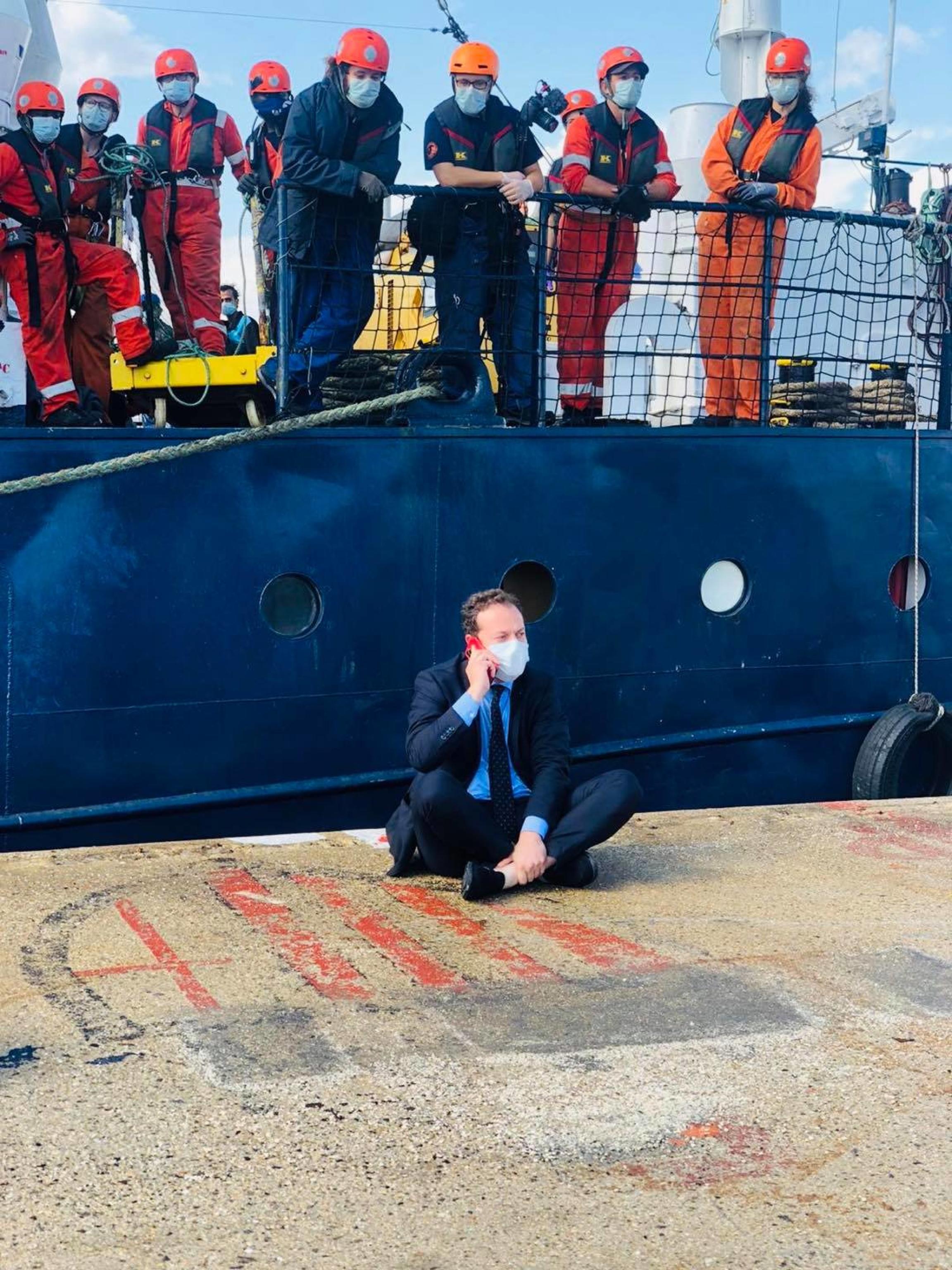 Eugenio Zoffili davanti alla Alan Kurdi nel porto di Olbia