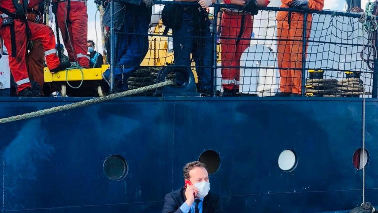 Eugenio Zoffili davanti alla Alan Kurdi nel porto di Olbia