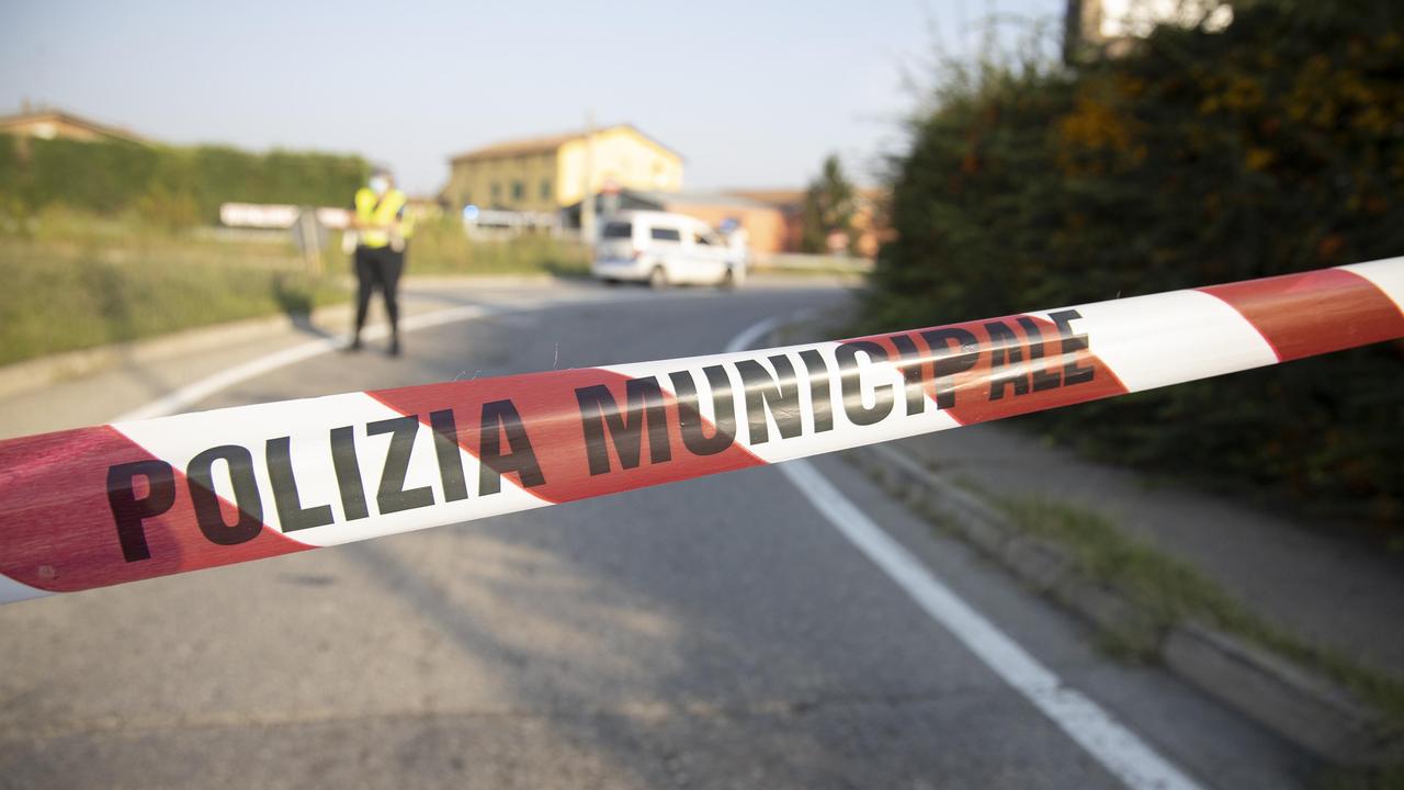 Modena, frontale all'alba: donna ferita e un camion poco dopo si incastra per superare l'incidente