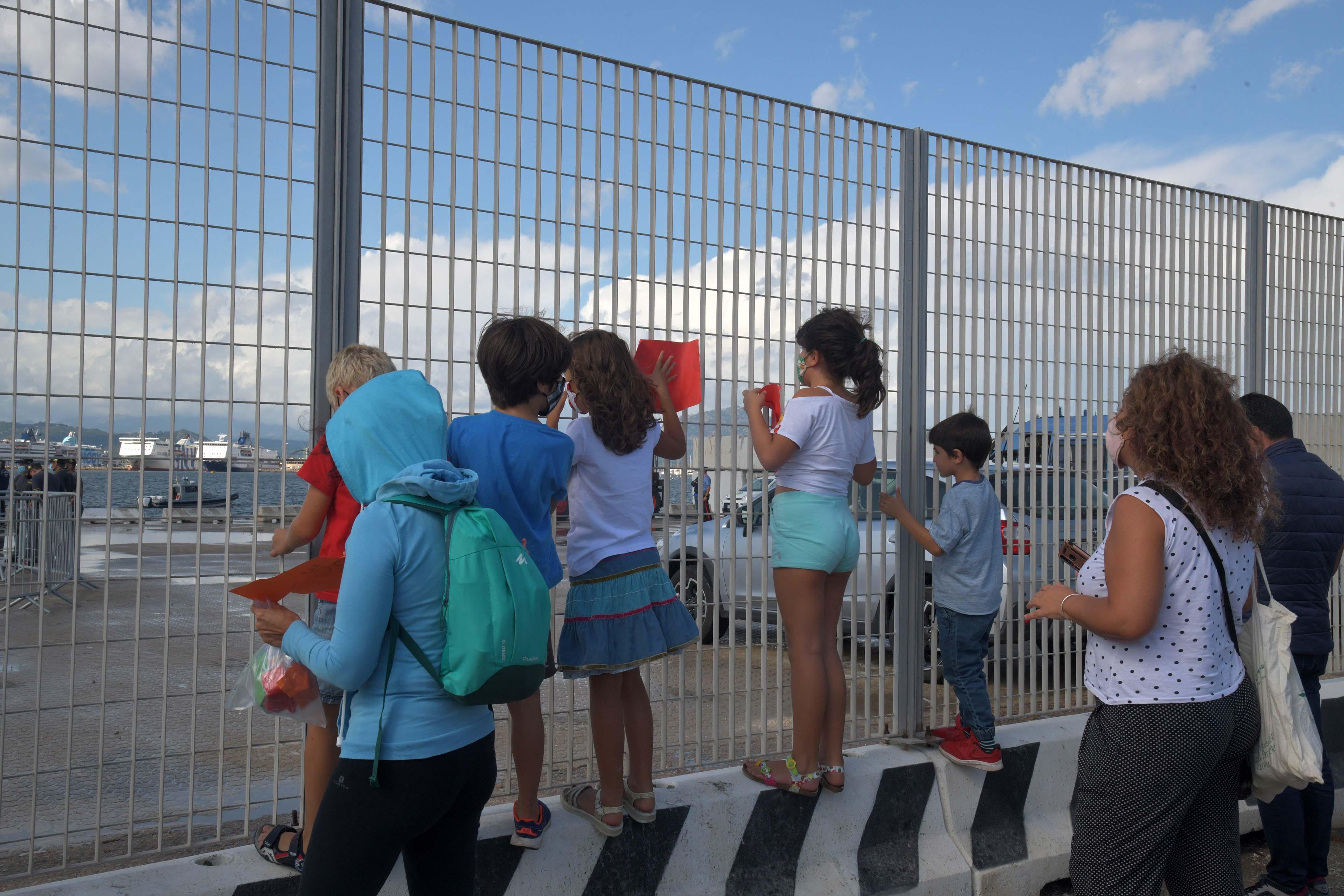 L'altra faccia dell'accoglienza ai migranti a Olbia: famiglie che salutano i profughi con cartelli di benvenuto (foto Giovanna Sanna)