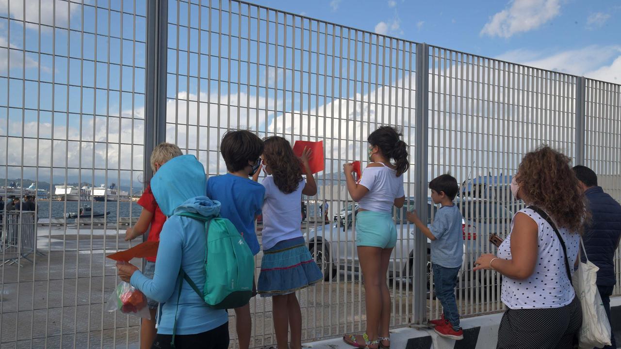 L'altra faccia dell'accoglienza ai migranti a Olbia: famiglie che salutano i profughi con cartelli di benvenuto (foto Giovanna Sanna)