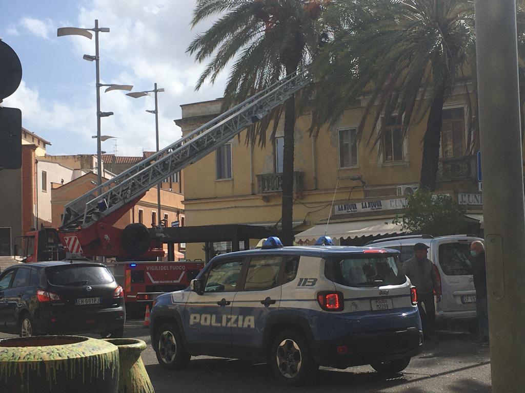 Oristano spazzata dal vento: cadono rami in piazza Roma