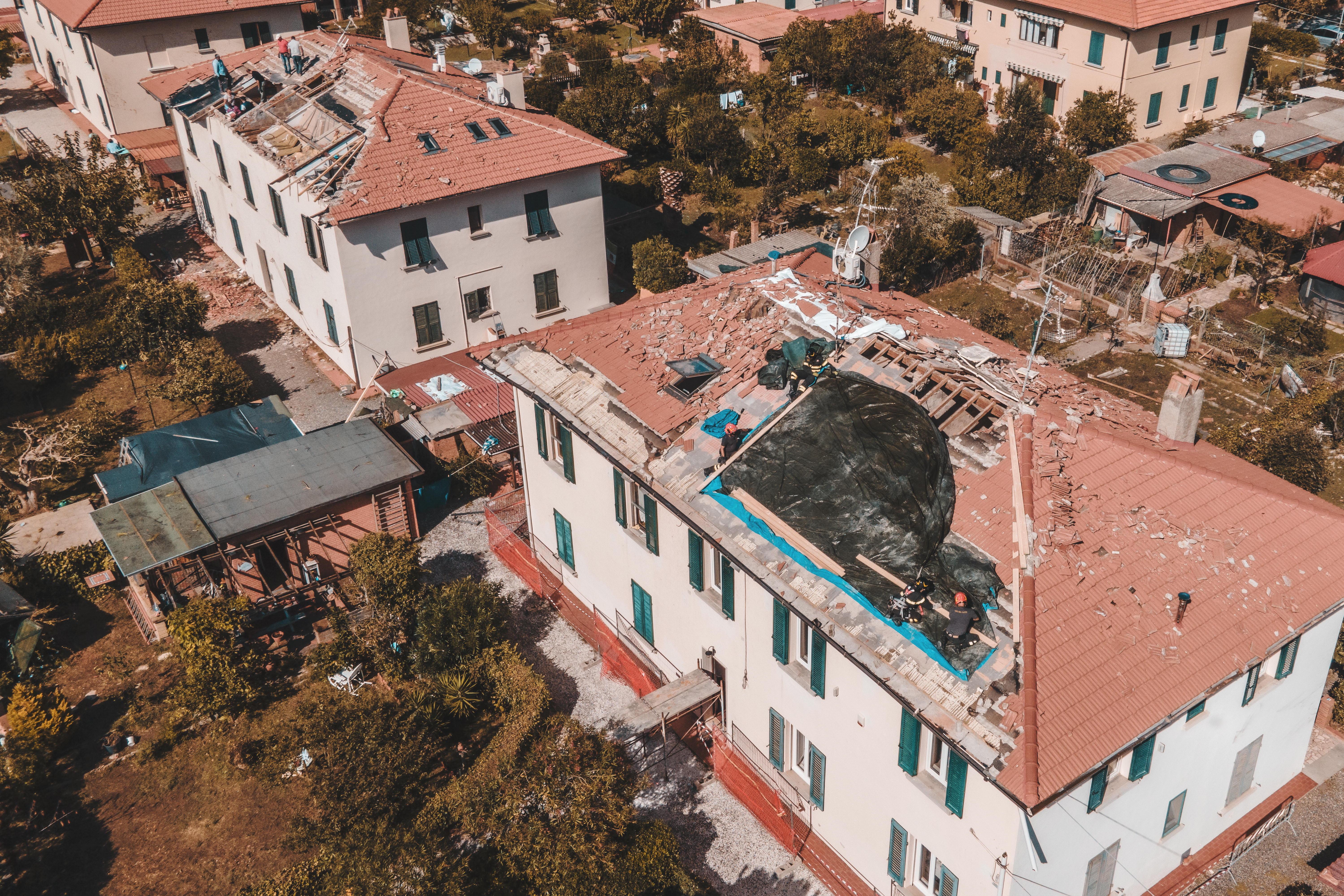 I tetti dei palazzoni danneggiati dalla tromba d'aria (foto Marzi)