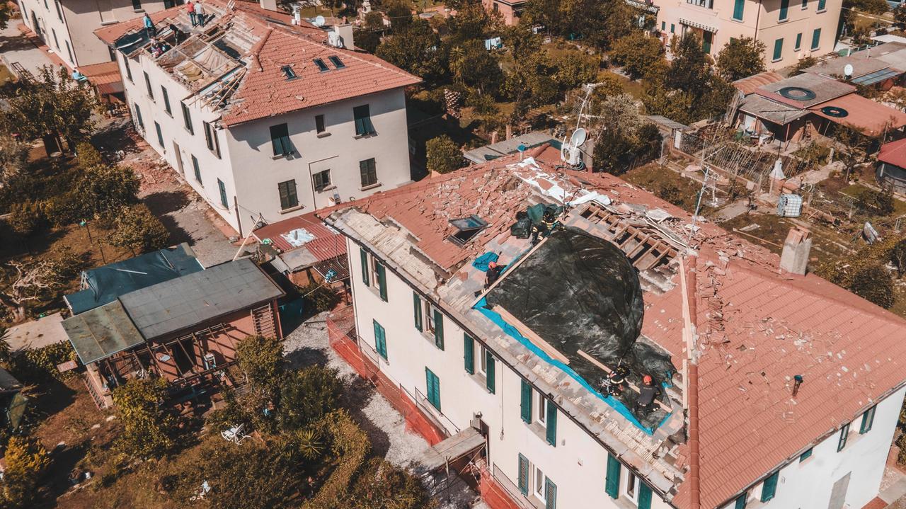 I tetti dei palazzoni danneggiati dalla tromba d'aria (foto Marzi)