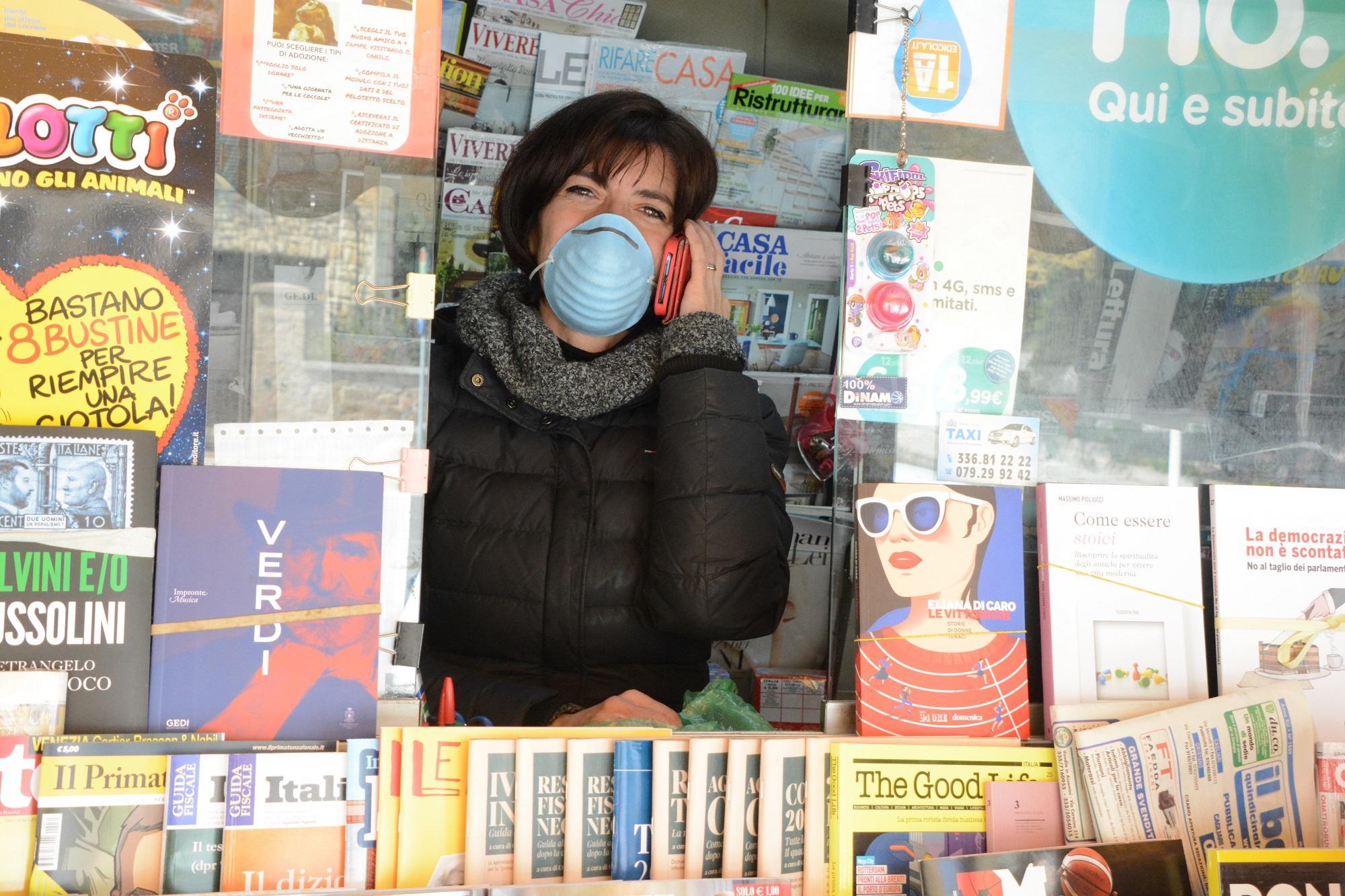 Mariella Castia nella sua edicola di piazza Porrino