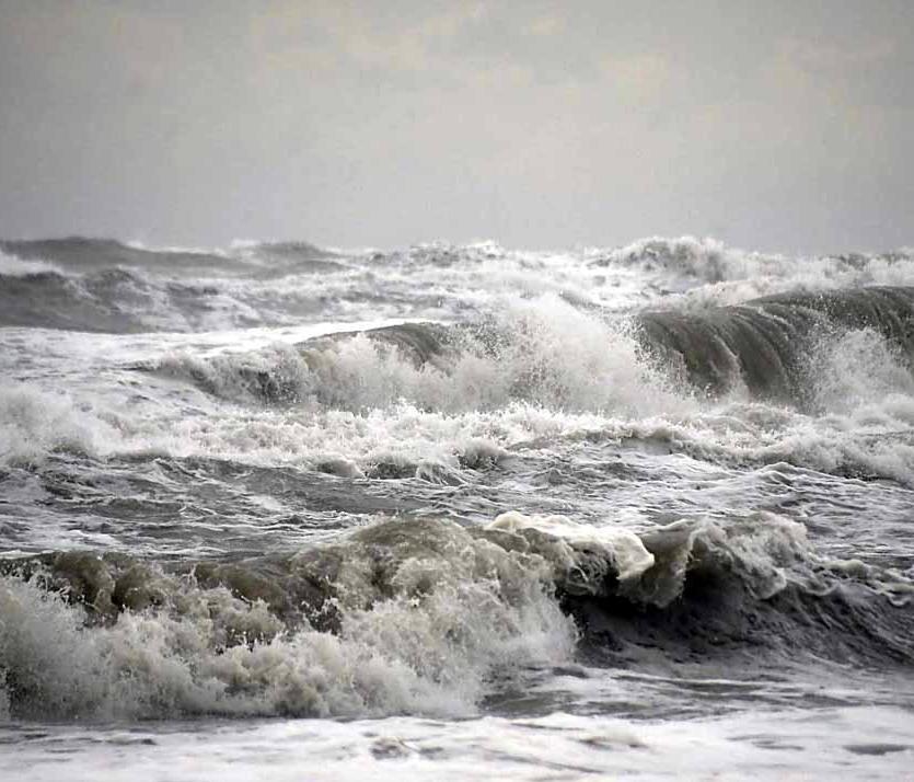 La prima grande mareggiata dopo la fine dell’estate mette in ginocchio i bagni 