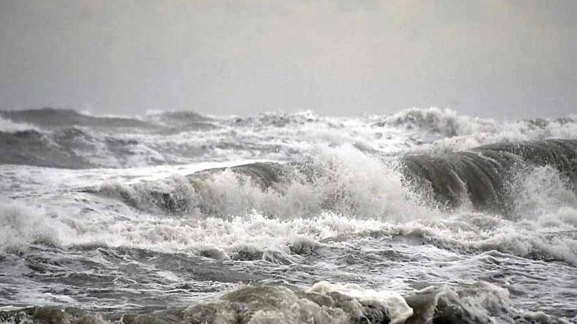 La prima grande mareggiata dopo la fine dell’estate mette in ginocchio i bagni