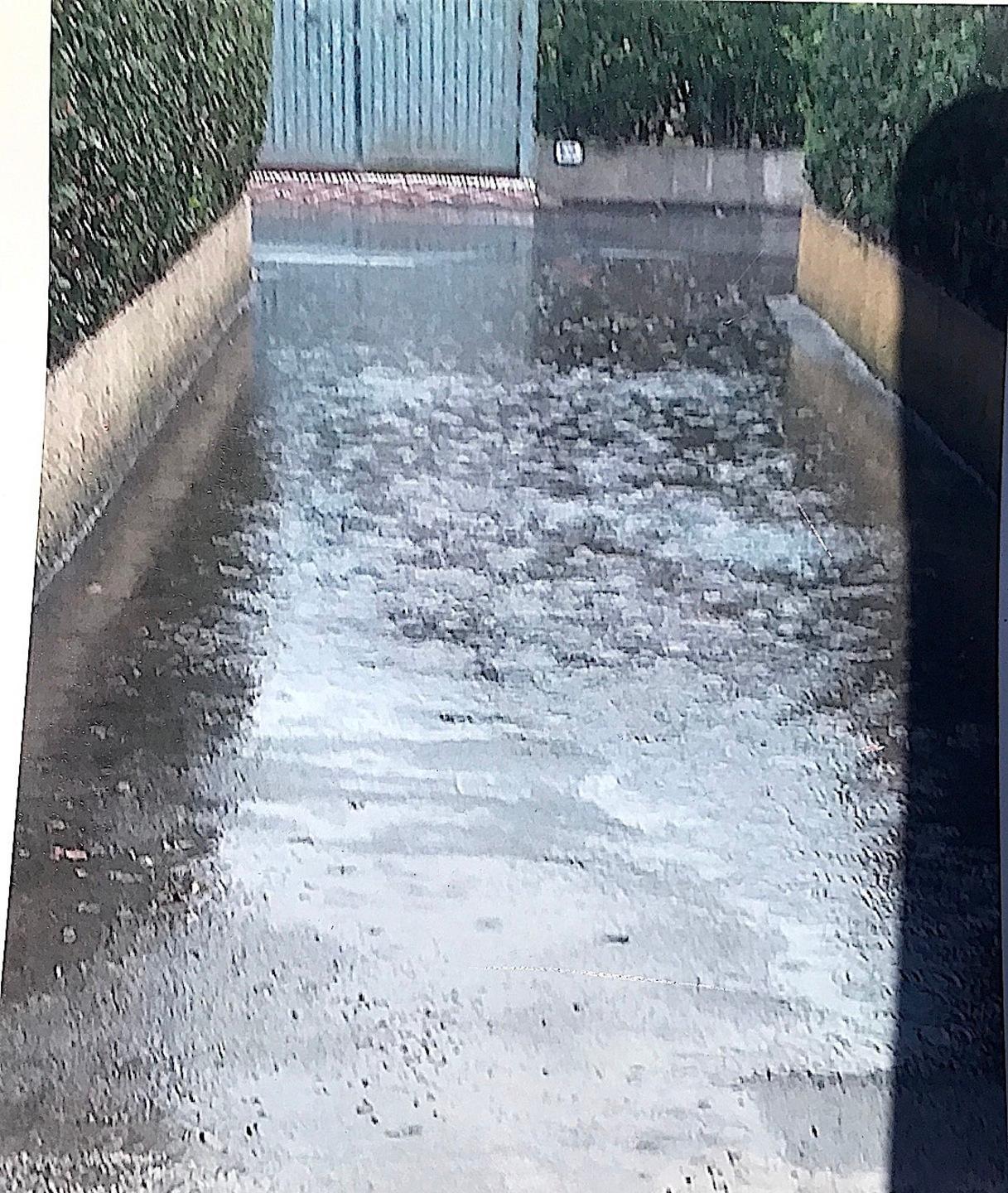 Strada allagata al Forte «Così non si esce di casa»