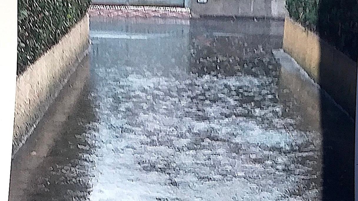 Strada allagata al Forte «Così non si esce di casa»