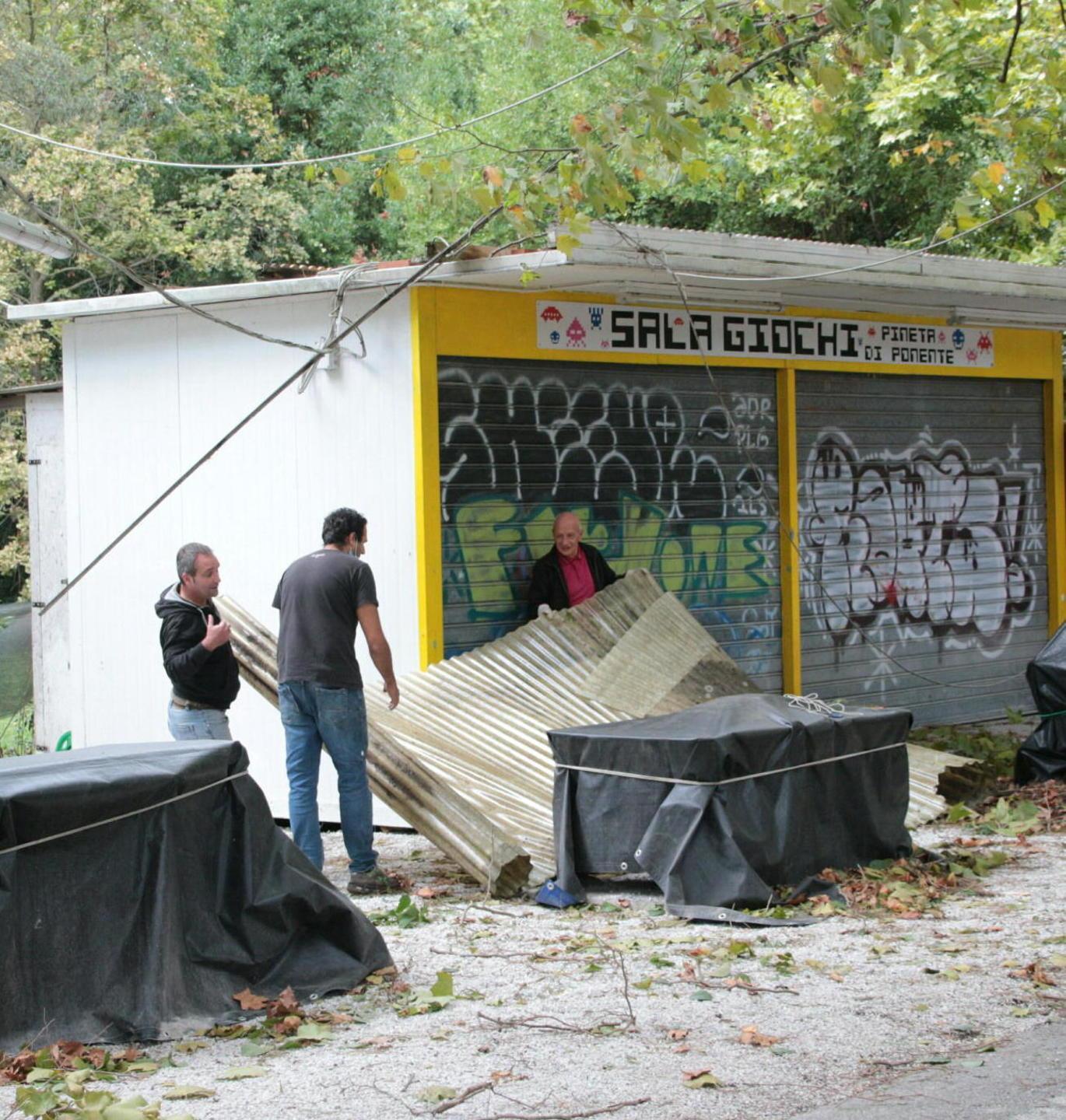 Vola via il tetto della sala giochi in Pineta di Ponente