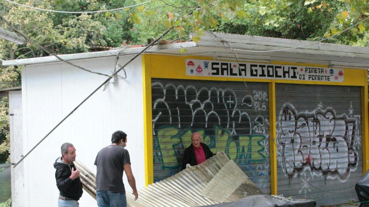 Vola via il tetto della sala giochi in Pineta di Ponente
