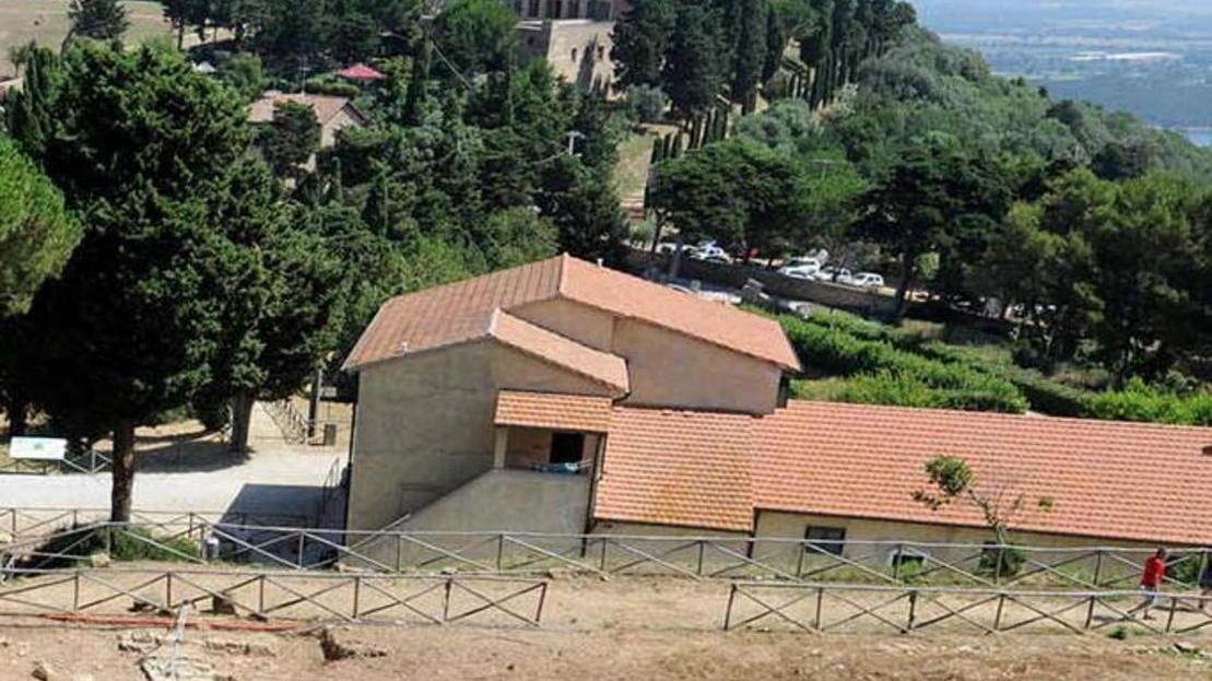 Foresteria nell’acropoli usata dall’Ad Tognoli Dibattito in consiglio