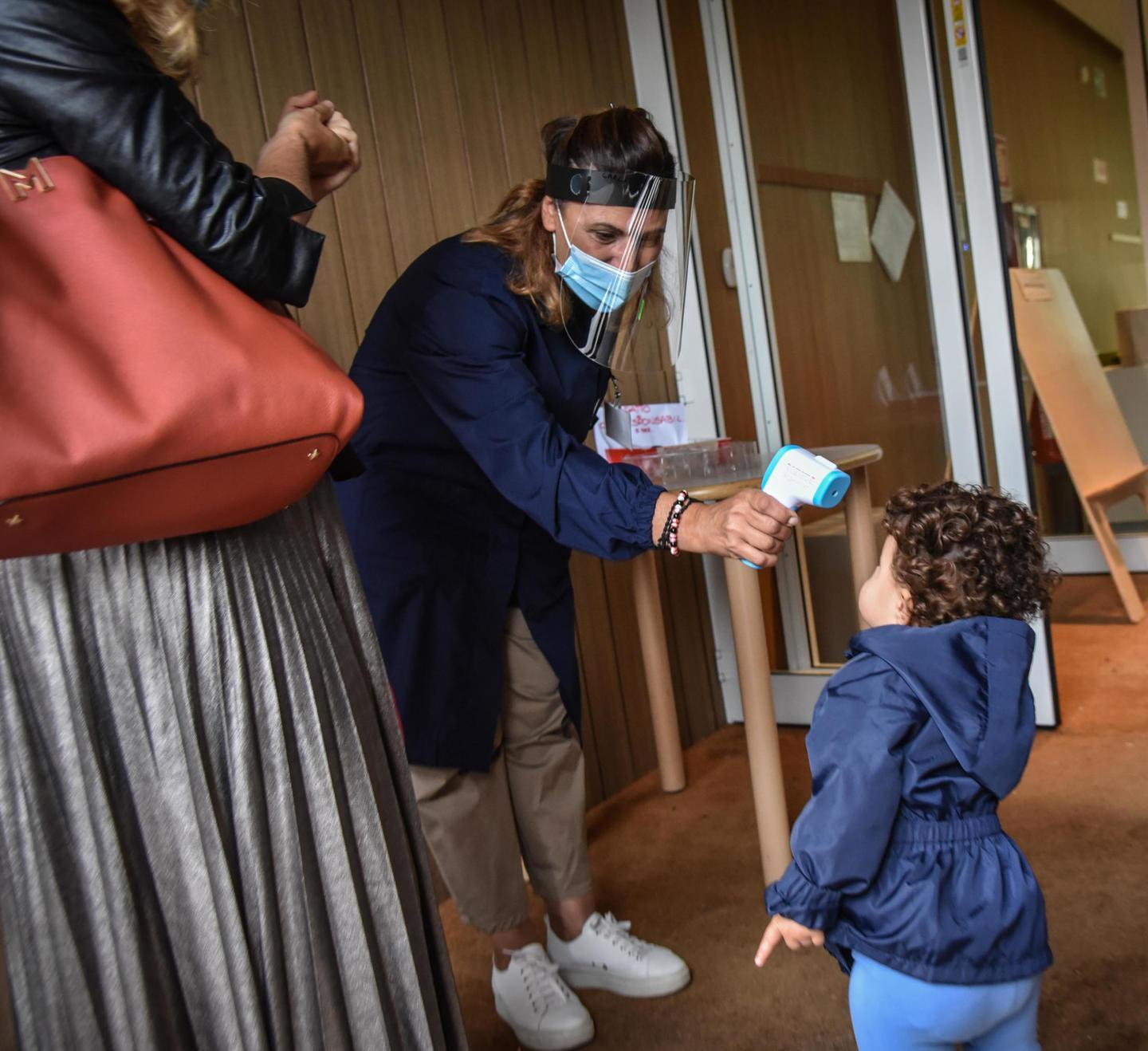 Virus a scuola, tamponi slittano Le famiglie: siamo in difficoltà 