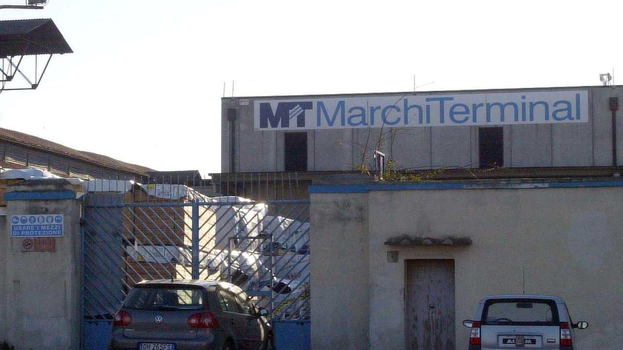 Cade dal rimorchio a causa del vento portuale in ospedale