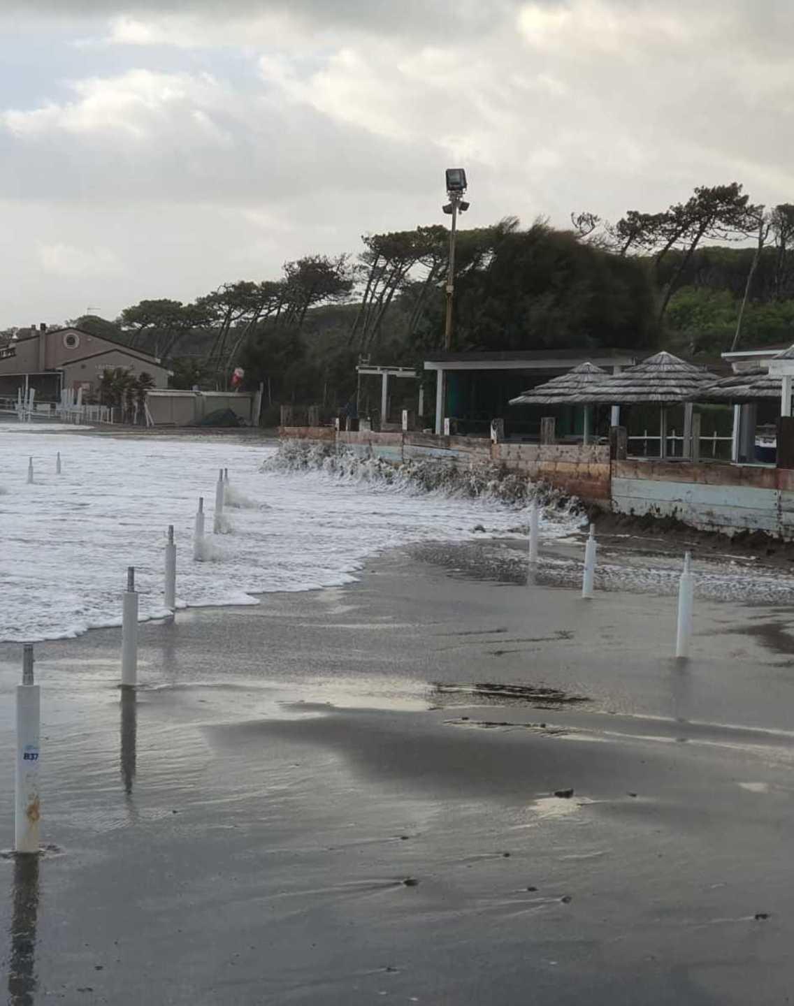 Il mare arriva fino al locale