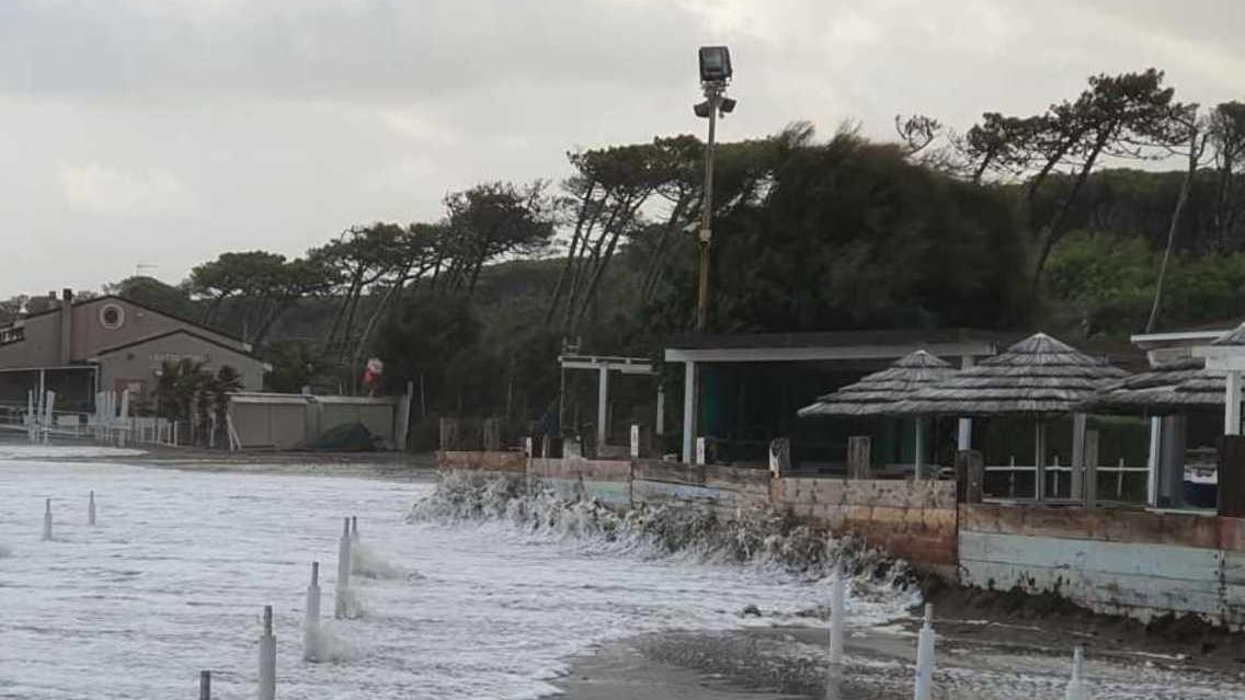 Il mare arriva fino al locale
