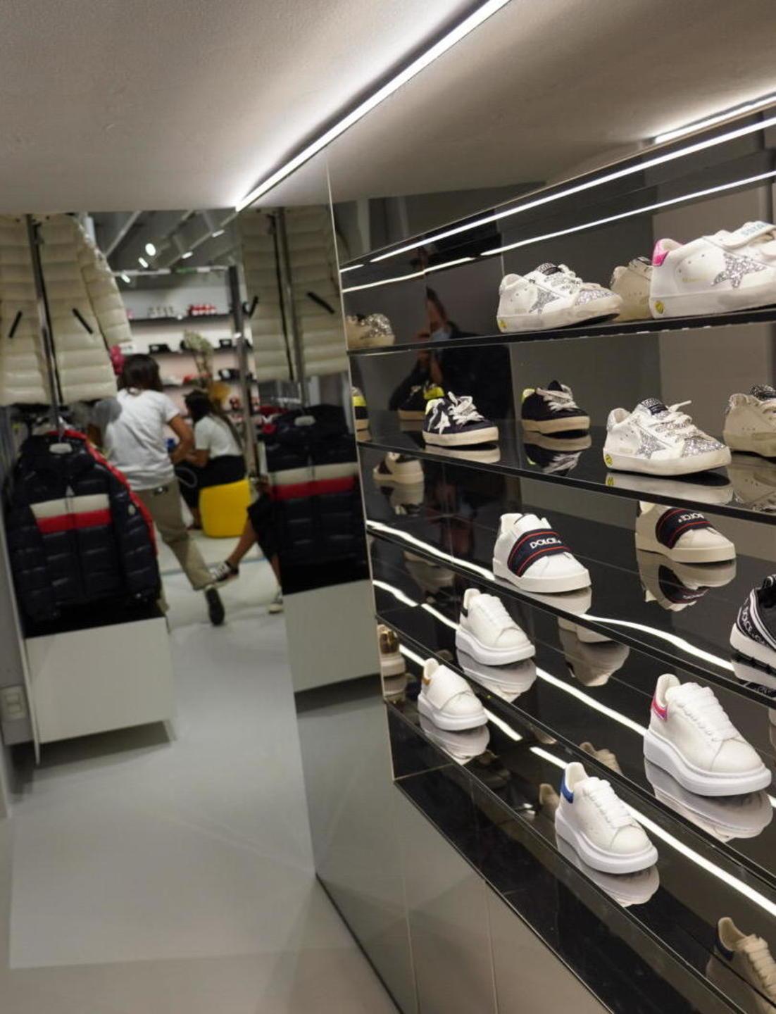 Dinosauri-mascotte lanciano l’ampliamento di Divo Boutique 