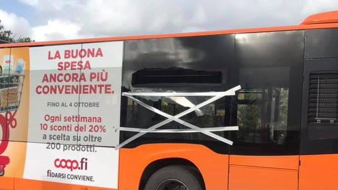Il vandalo delle auto spacca il vetro di un bus