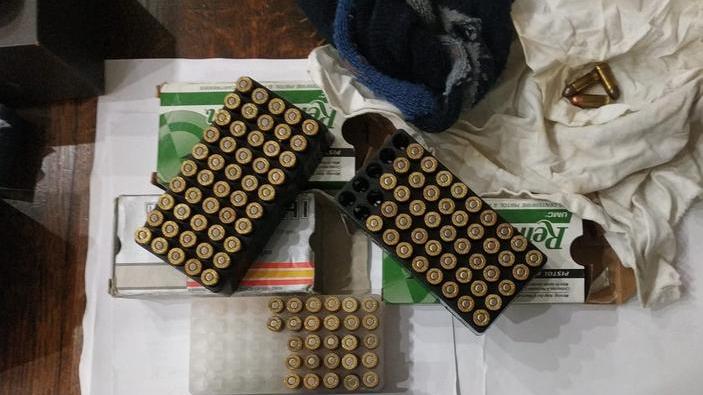 Durante una perquisizione spunta un’arma clandestina