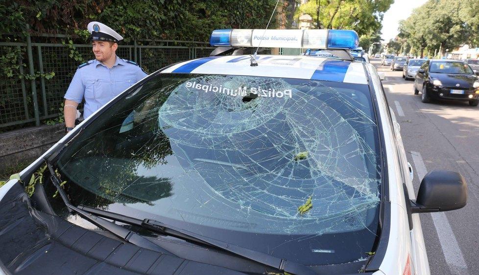 Forte vento, una settantina di alberi caduti In frantumi il parabrezza della Municipale 