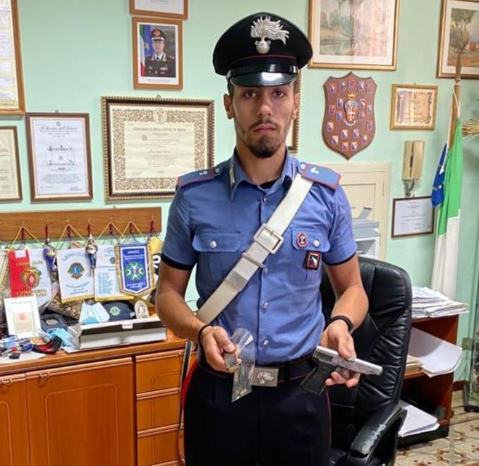 Litiga col vicino e gli spara con la pistola 