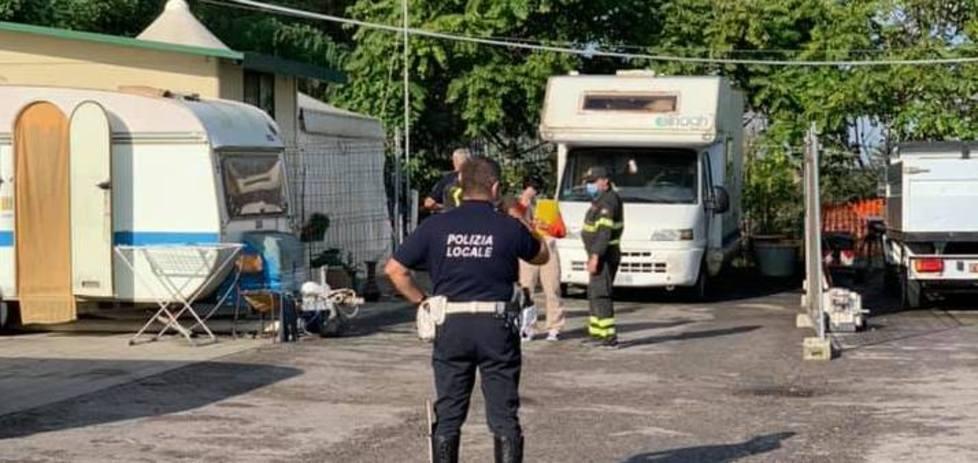 Blitz al campo nomadi: «Vogliamo trasferirci in una casa»
