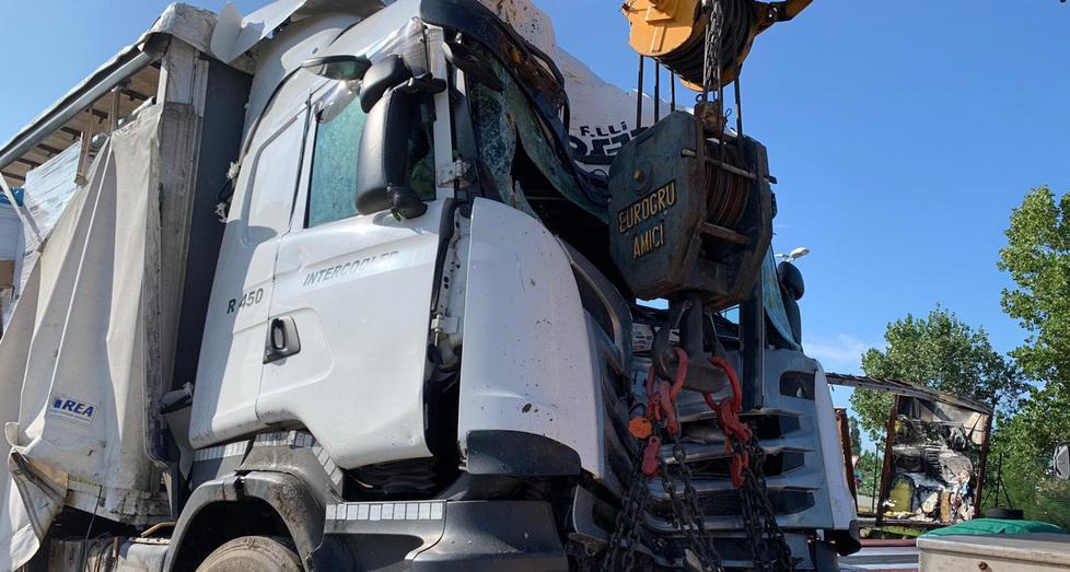 Finisce col tir contro un albero dopo la carambola sulla Romea 