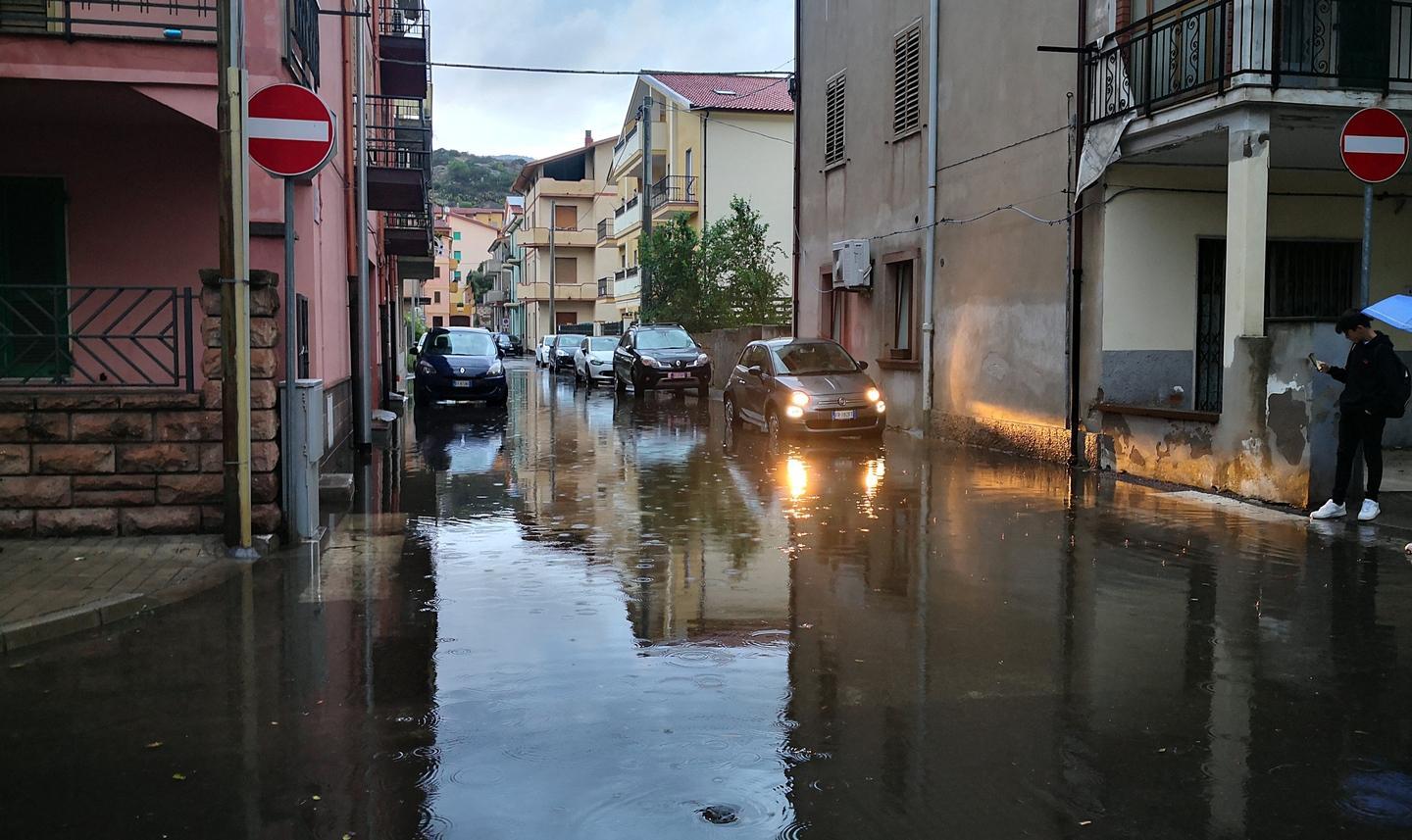 Strade allagate e consueti disagi: 20 millimetri in meno di un’ora