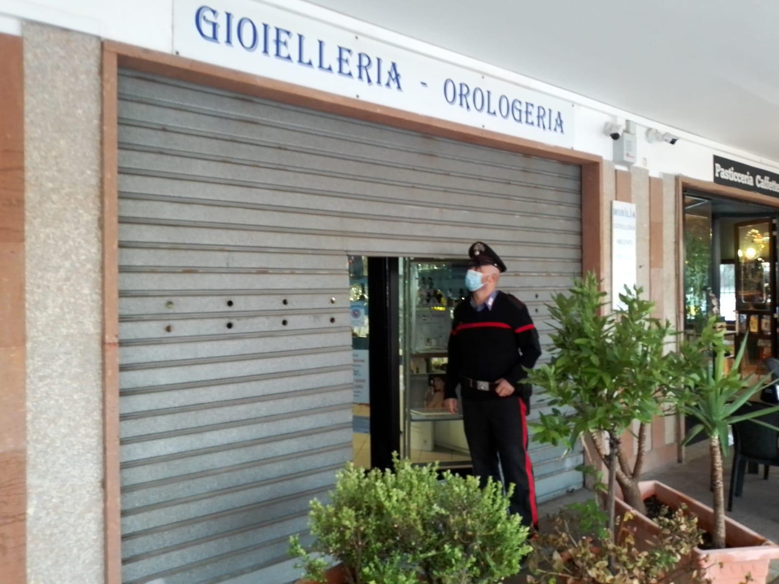 Sorso, assalto notturno alla gioielleria con mola e piccone