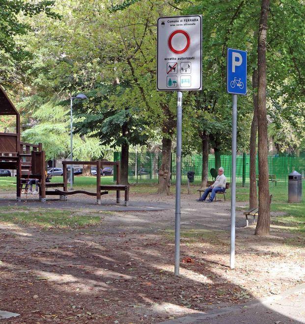 Ferrara, recinto al parco Toti: chiusura notturna per evitare i bivacchi 
