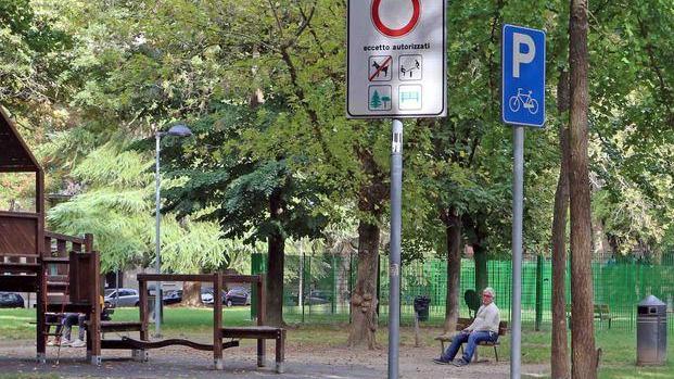 Ferrara, recinto al parco Toti: chiusura notturna per evitare i bivacchi