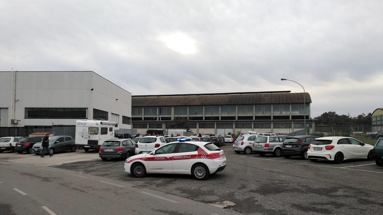 In centinaia ad un rave party in un capannone di Altopascio