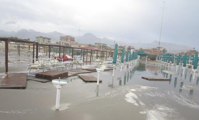 La mareggiata mette sottosopra i bagni: lavori a tempo di record per il weekend 