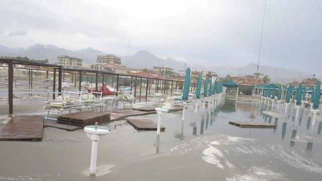 La mareggiata mette sottosopra i bagni: lavori a tempo di record per il weekend
