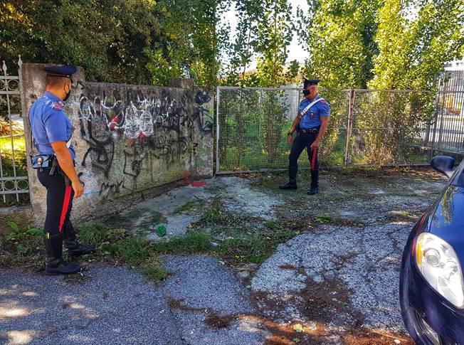 Molestie davanti ai bimbi delle elementari e atti osceni in centro città: « È pericoloso» 