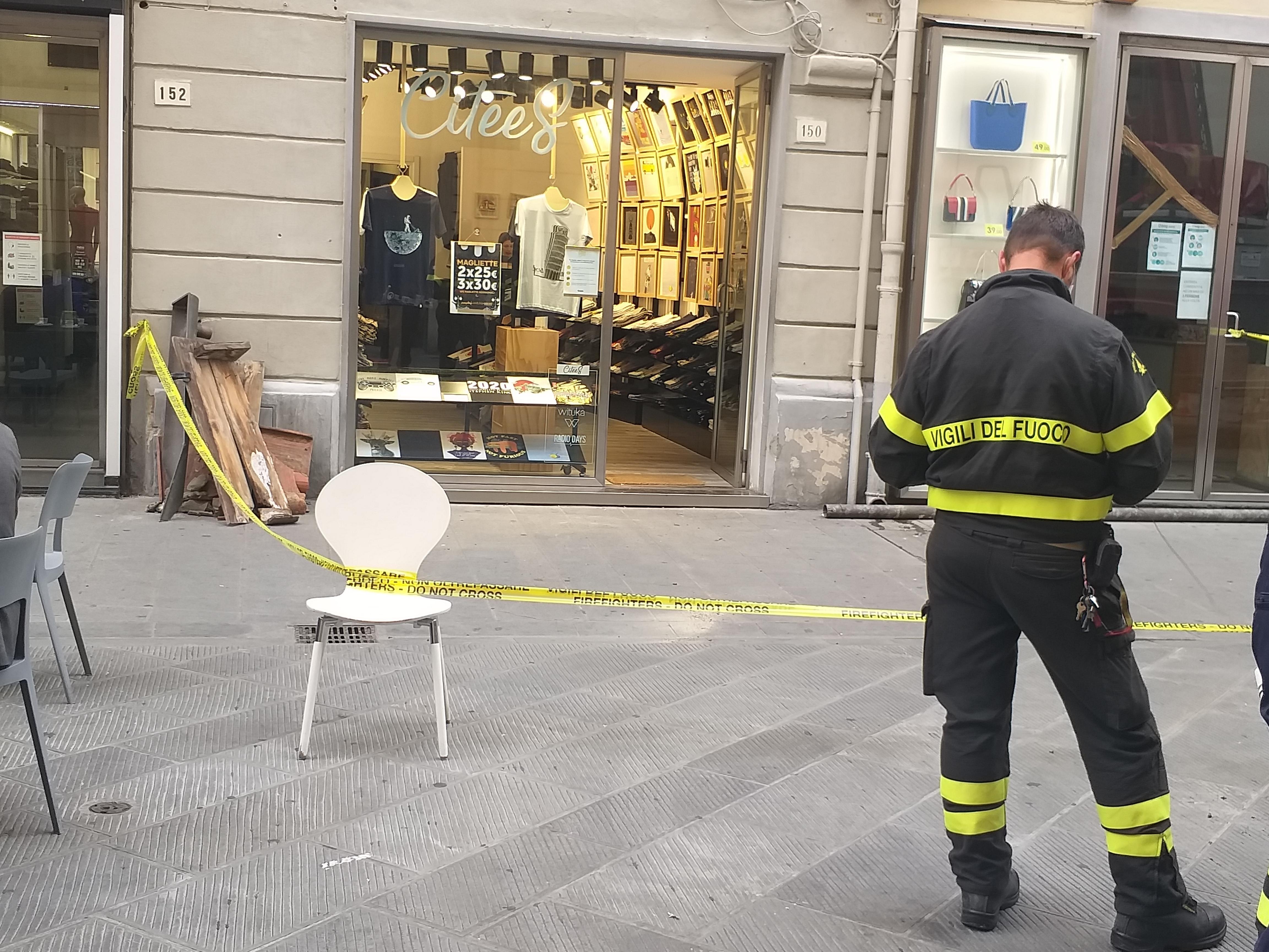 A sinistra appoggiati al muro i pezzi che si sono staccati dal tetto e i vigili del fuoco a delimitare l'area (foto Pietro Barghigiani)