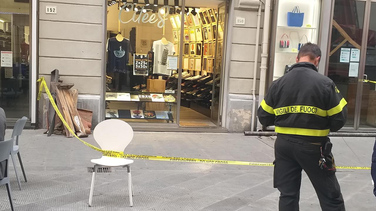 A sinistra appoggiati al muro i pezzi che si sono staccati dal tetto e i vigili del fuoco a delimitare l'area (foto Pietro Barghigiani)