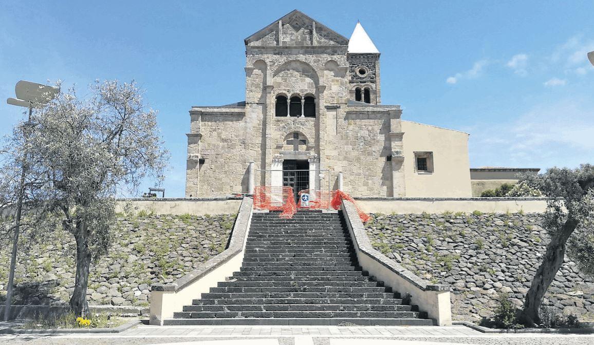 La nuova piazza della basilica romanica di Santa Giusta, quarto comune per numero di abitanti in provincia di Oristano