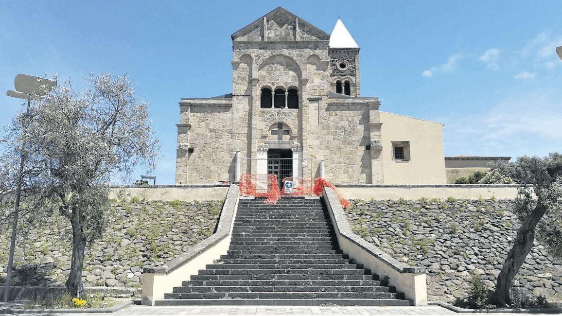 La nuova piazza della basilica romanica di Santa Giusta, quarto comune per numero di abitanti in provincia di Oristano