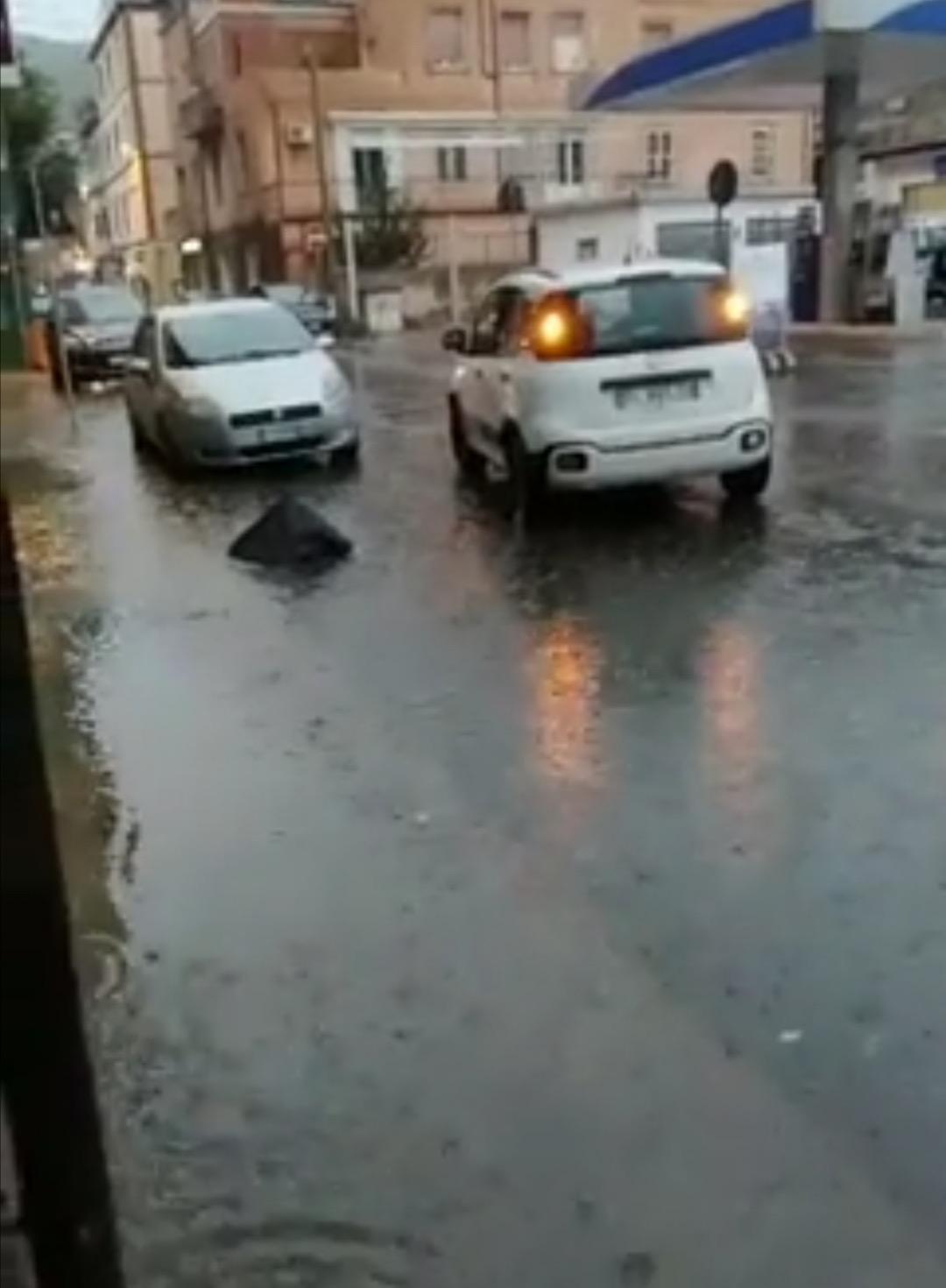 Nubifragio a Bosa, danni e allagamenti